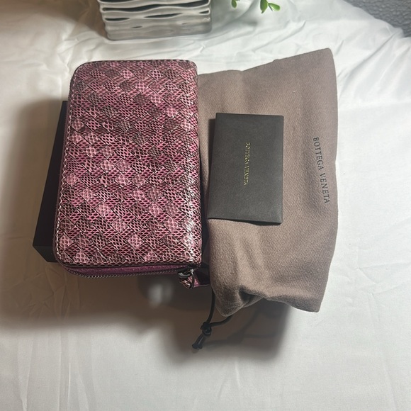 Authentic Bottega Veneta Zippy Wallet, a lovely wallet in excellent condition - Picture 5 of 15